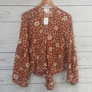 😊NWT😊Everly Tie Front Top Size Small